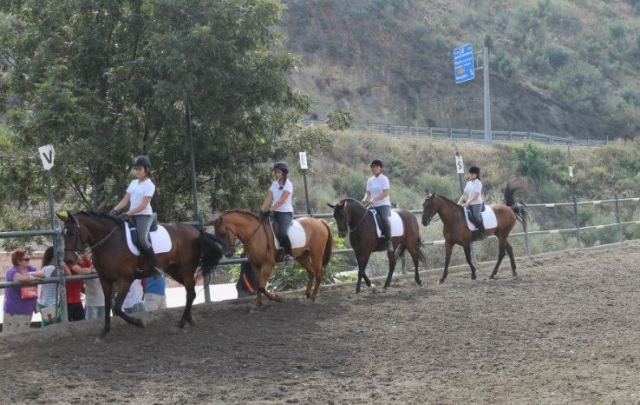clase de equitacion de chicas